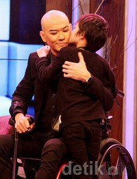 Azka mengecup pipi Deddy Corbuzier. Asep/detikHOT.