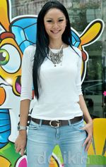 Mantan Istri Deddy Corbuzier Santai Berkaus Putih