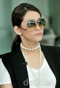 Maia tampil mencuri perhatian dengan kacama hitam dan kalung mutiara. Noel/detikHOT.