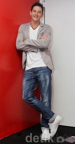Mike Lewis Cool Tampil Kasual