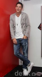 Mike Lewis Cool Tampil Kasual