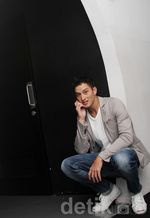 Mike Lewis Cool Tampil Kasual