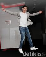 Mike Lewis Cool Tampil Kasual