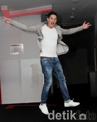 Pose suka-suka Mike di depan kamera. Gus Mun/detikHOT.