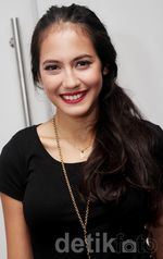 Bibir Merah Seksi Pevita Pearce