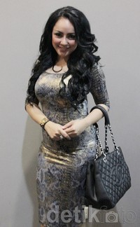 Ia berkali-kali menegaskan dirinya tak memiliki hubungan spesial dengan sang bos, Farhat Abbas. Asep/detikHOT.