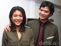 Sigi setia mendampingi Timo di premiere 'Killers'. Gus Mun/detikHOT.