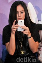 Wulan Guritno Asyik Main Handphone