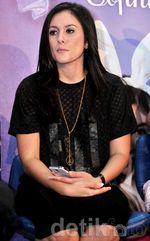 Wulan Guritno Asyik Main Handphone