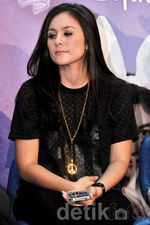 Wulan Guritno Asyik Main Handphone