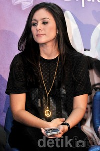 Ibu tiga anak itu memilih kalung emas dengan lambang 'peace' untuk melengkapi gaya sanatainya. Noel/detikHOT.