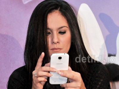 Wulan Guritno Asyik Main Handphone