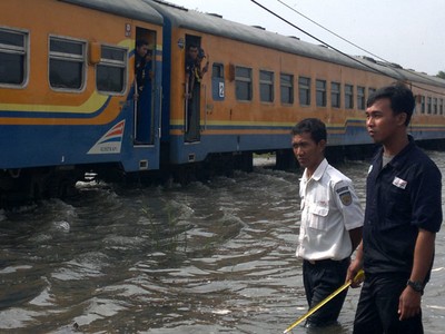 Rel KA di Porong Terendam Banjir