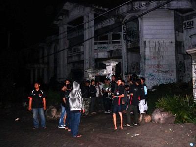 Berburu Foto Penampakan di Rumah Hantu