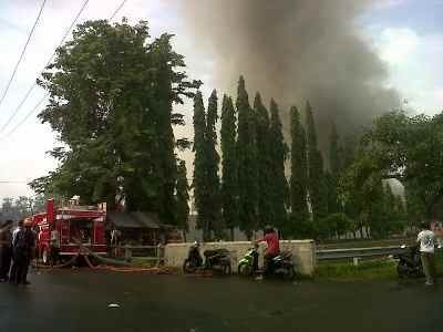 Dua Gudang Pabrik Sol Sepatu Terbakar