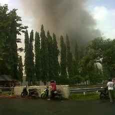 Dua Gudang Pabrik Sol Sepatu Terbakar