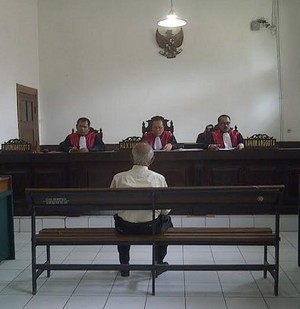 Kakek 71 Tahun Ini Divonis 1 Tahun 4 Bulan Karena Korupsi