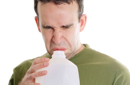 Minum Susu Memicu Terjadinya Alergi dan Osteoporosis