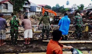 Tak Hanya Bantu Logistik, PD Bantu Angkut Sampah Sisa Banjir Manado