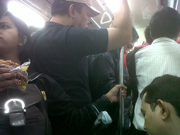 Commuter Line Hanya Sampai Manggarai, Penumpang Bingung dan Repot