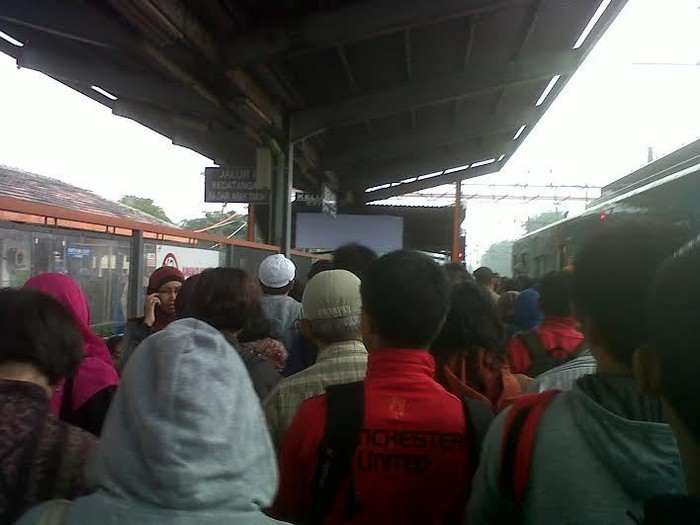 Gara-gara Sinyal Kereta Ngadat, Para Roker Bernyanyi Curahan Hati