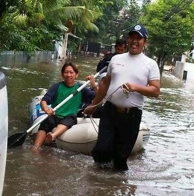 Kompleks Perumahan Cempaka Putih Banjir, Warga Berperahu Karet