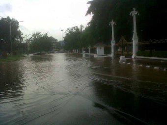 Penampakan Genangan di Jl Medan Merdeka Utara, Tak Masuk ke Dalam Istana