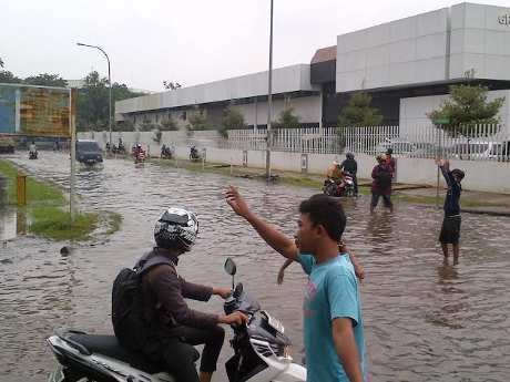 Banjir, Ruas Jalan di Kawasan Industri Pulogadung Sempat Lumpuh