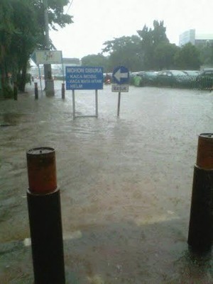 Banjir 30 Cm di Depan Kantor BPS Jl Dr Sutomo