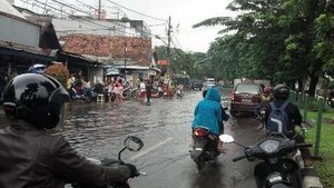 Berpetualang Menembus Dahsyatnya Banjir di Jalanan Jakarta