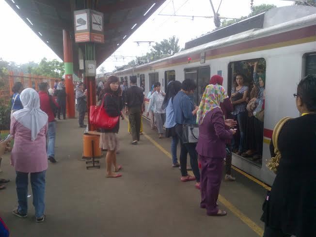 Tak Hanya Sinyal, Perjalanan KRL ke Jakarta Kota Juga Terhambat Banjir