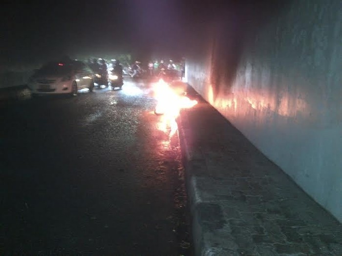 Motor Terbakar di Kolong Semanggi, Ibu ini Hanya Bisa Menangis