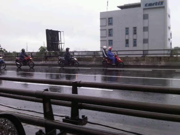 Depan Gudang Garam Cempaka Putih Banjir, Motor Masuk Tol Cawang-Priok