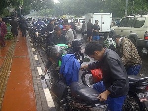 Ini Ketika para Pemotor Menyerah Melawan Air di Senen Raya
