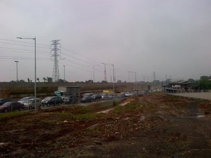 Genangan Menghadang, Kepadatan Kendaraan Terjadi di Pintu Tol JORR Meruya