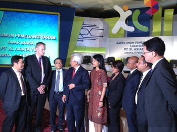 RUPSLB ini dihadiri oleh 92% pemegang saham dimana sekitar 97% menyetujui aksi merger akuisisi ini. XL membeli Axis hanya dengan uang USD 100, namun di lain sisi, utang Axis senilai USD 865 juta akan ditanggung seluruhnya oleh XL.