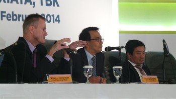 Kami sekarang tinggal menunggu restu dari KPPU (Komisi Pengawas Persaingan Usaha) yang mudah-mudahan keluar suratnya akhir Maret nanti,” kata Presiden Direktur XL Axiata, Hasnul Suhaimi.