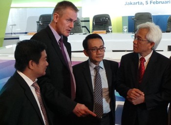     Direktur Keuangan XL Axiata Mohamed Adlan bin Ahmad Tajudin menambahkan, dana USD 865 juta yang dibutuhkan untuk membiayai akuisisi akan diperoleh dari induk usaha Axiata sekitar USD 500 juta. Sedangkan sisanya akan dicari lagi dari pinjaman bank.
