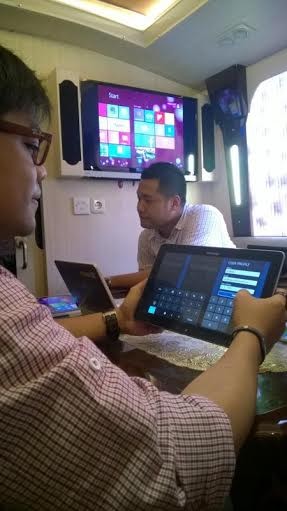     Macet?  Urusan kerjaan tetap harus dikerjakan. Kalau perlu, meeting saja di bus. Armada Premium Big Bird menyediakan ruang meeting di busnya. (kredit foto: Microsoft)