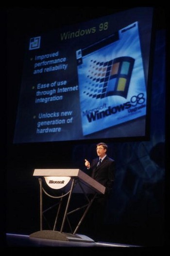 Bill Gates memperkenalkan OS Windows 98 di bulan April 1998.