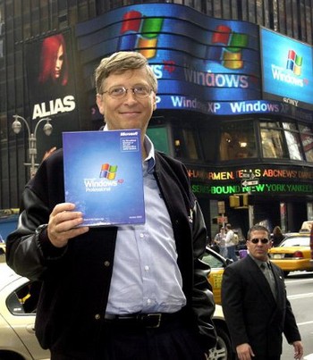 Bill Gates ketika mempromosikan Windows XP, OS yang masih banyak dipakai sampai sekarang.