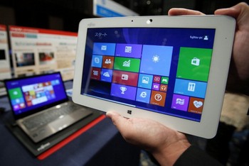 Sayangnya, Windows 8 sebagai penerus Windows 7 banyak dihujani kritik karena dianggap membingungkan. Windows 8 rilis pada tahun 2012.