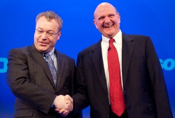 Steve Ballmer, CEO Microsoft bersama Stephen Elop, CEO Nokia berpose pada tahun 2011. Ballmer saat ini digantikan Satya Nadella dan Nokia sudah dibeli Microsoft.