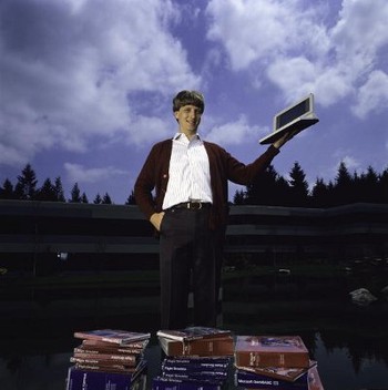 Bill Gates di tahun 1984, berpose di depan kantor Microsoft, Washington. Kala itu, nama Gates sudah terkenal sebagai pionir di industri komputer dunia.