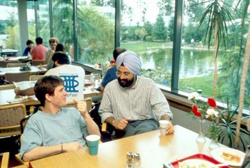 Para pegawai bersantai di kafetaria kantor pusat Microsoft di Redmond, Washington pada tahun 1993.