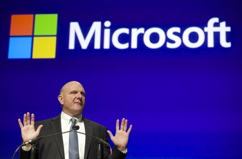 Steve Ballmer, yang kini telah menjadi mantan CEO Microsoft. Ia pertama kali mengumumkan pengunduran dirinya pada Agustus 2013. Ballmer bukan orang sembarangan, ia adalah orang kepercayaan Bill Gates, sang pendiri Microsoft.