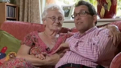 Kisah Nenek 78 Tahun Jatuh Cinta pada Pria 39 Tahun