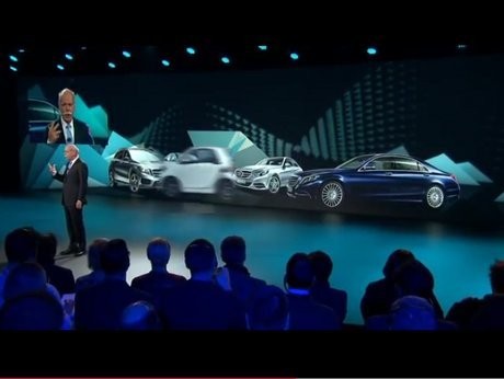 Lagi Asyik Presentasi, smart fortwo Terbaru Melintas Kencang