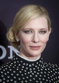 Anting berlian mempermanis gayanya. Michael Loccisano/Getty Images/AFP.