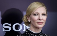 Bintang 'Blue Jasmine' itu melemparkan senyuman di depan kamera. Michael Loccisano/Getty Images/AFP.
